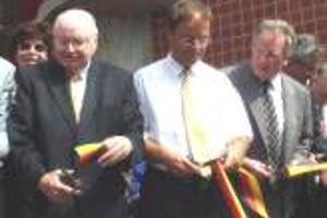 Bild Regierungsvizepräsident Rapp, BM Sipple und Landrat Würz durchschneiden das Band zur Freigabe